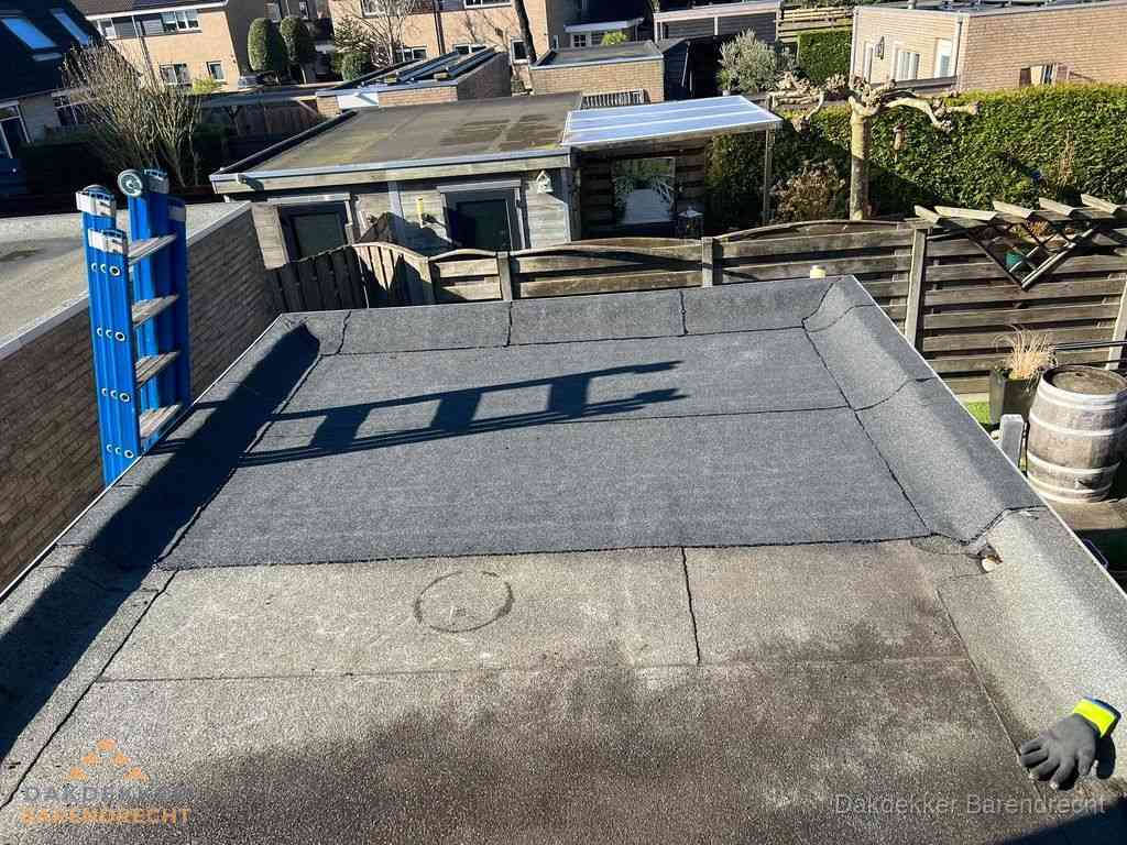 Dakdekker legt onderlaag op plat dak met houten constructie in Barendrecht