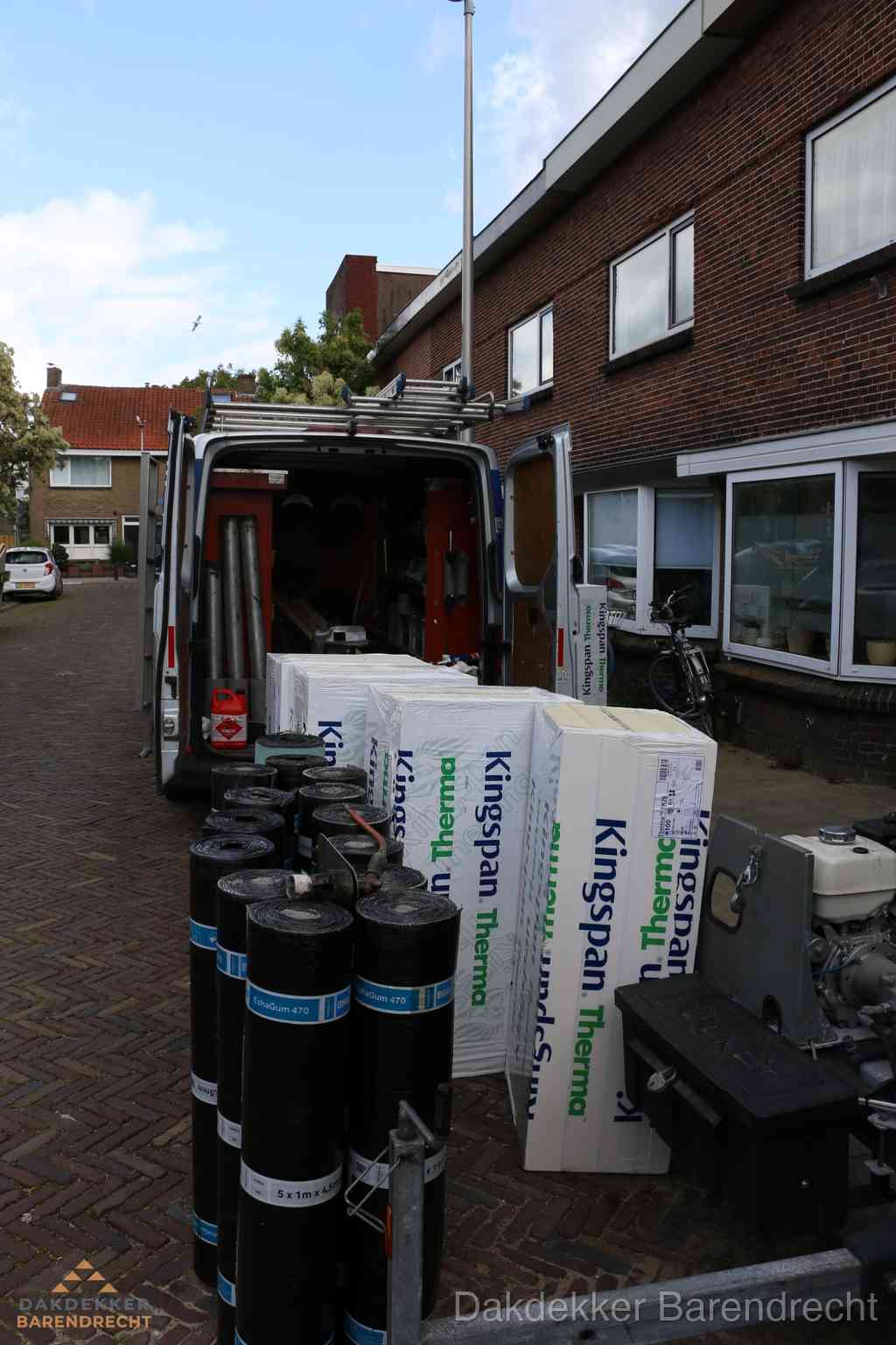 Plat dak met bitumen dakbedekking en brander in Barendrecht
