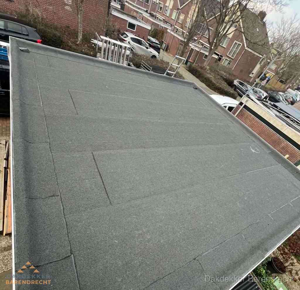 Nieuwe bitumen dakbedekking op plat dak van garage in Barendrecht