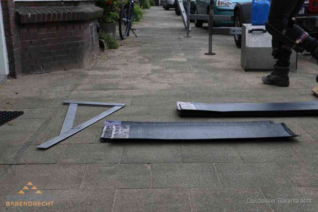 Dakbedekkingsmateriaal en zinkwerk klaargelegd voor reparatie in Barendrecht