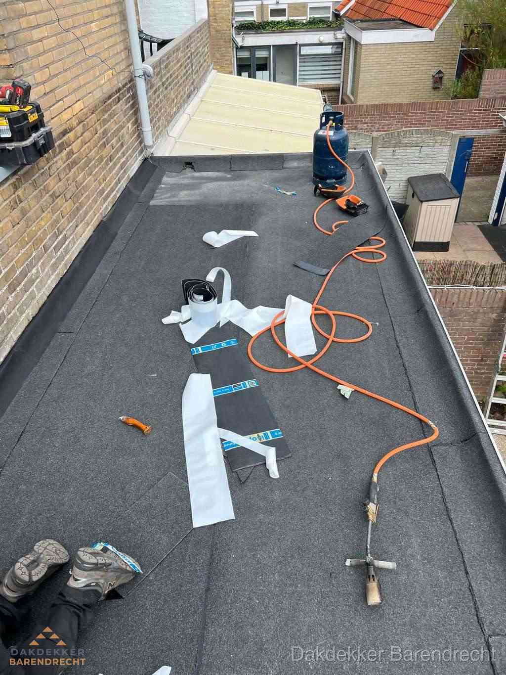 Dakdekker brengt EPDM dakbedekking aan op plat dak in Barendrecht