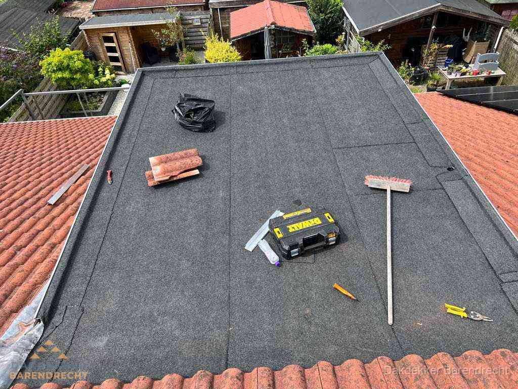 Nieuw plat dak met bitumen dakbedekking in Barendrecht