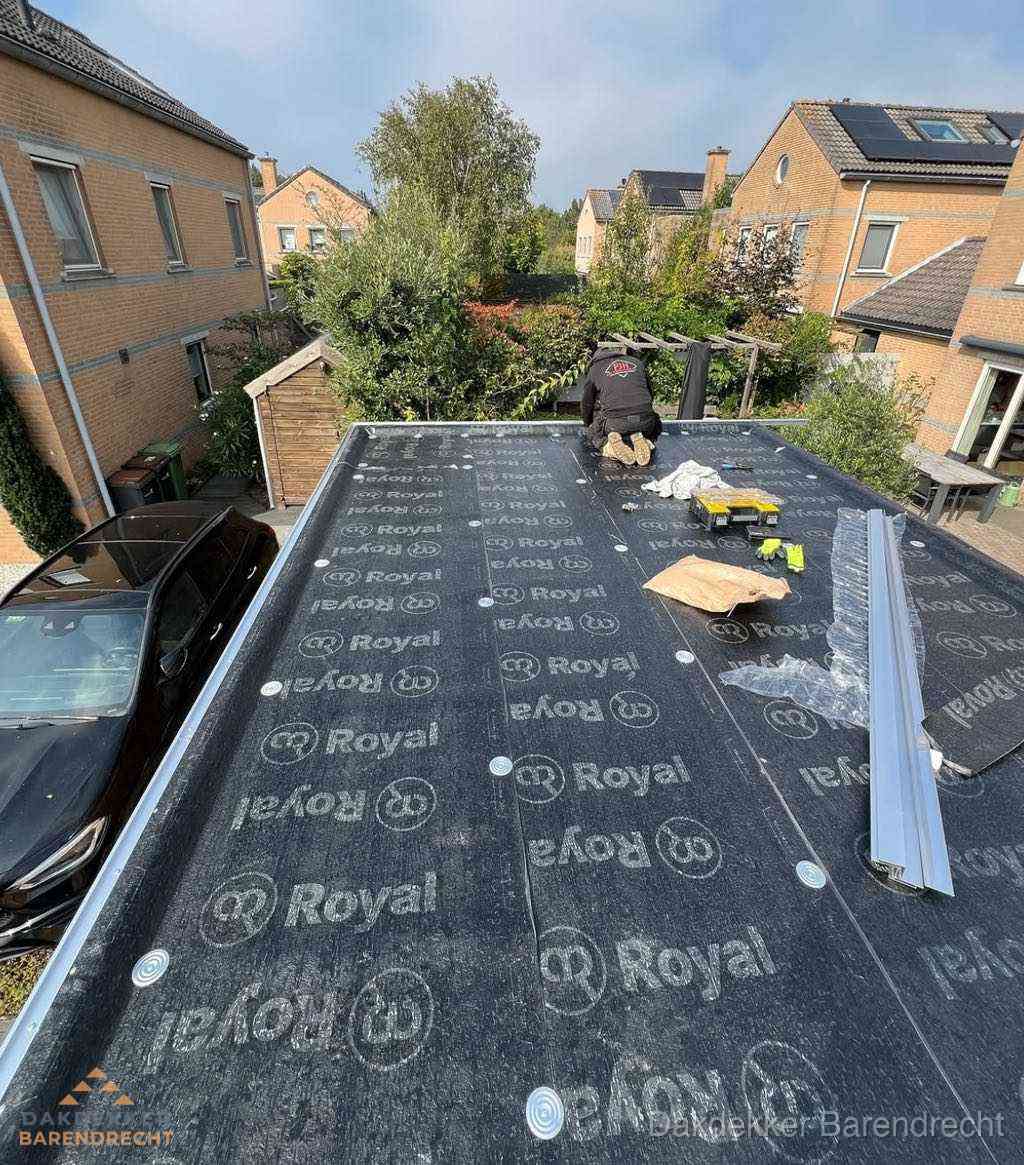 Dakdekker aan het werk op plat dak renovatie in Barendrecht