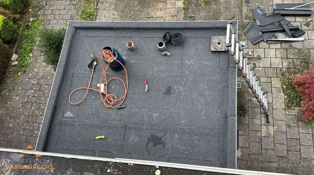 Plat dak met nieuwe bitumen bedekking in Barendrecht