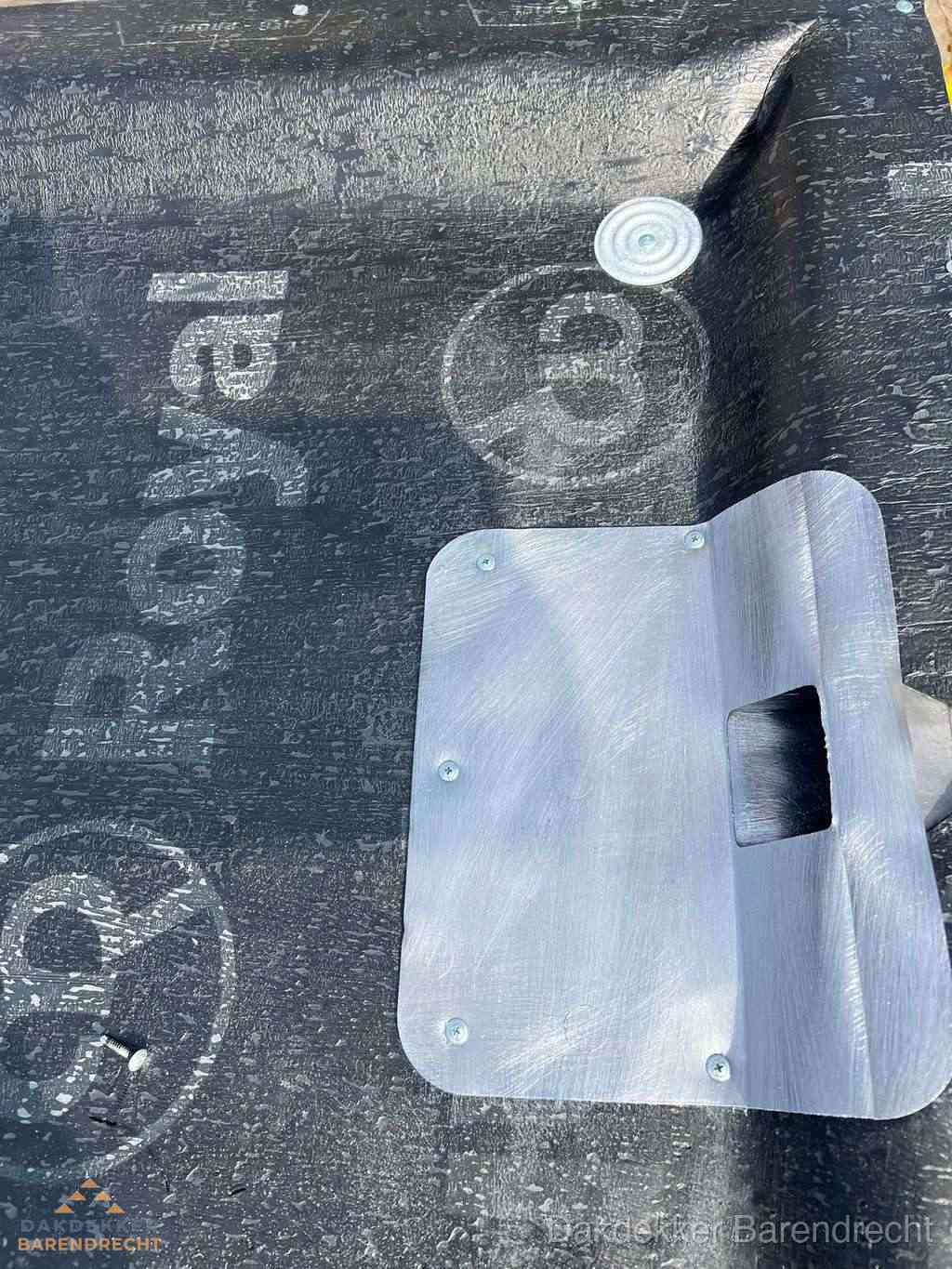 Dakdoorvoer met metalen afvoerplaat op bitumen dak in Barendrecht