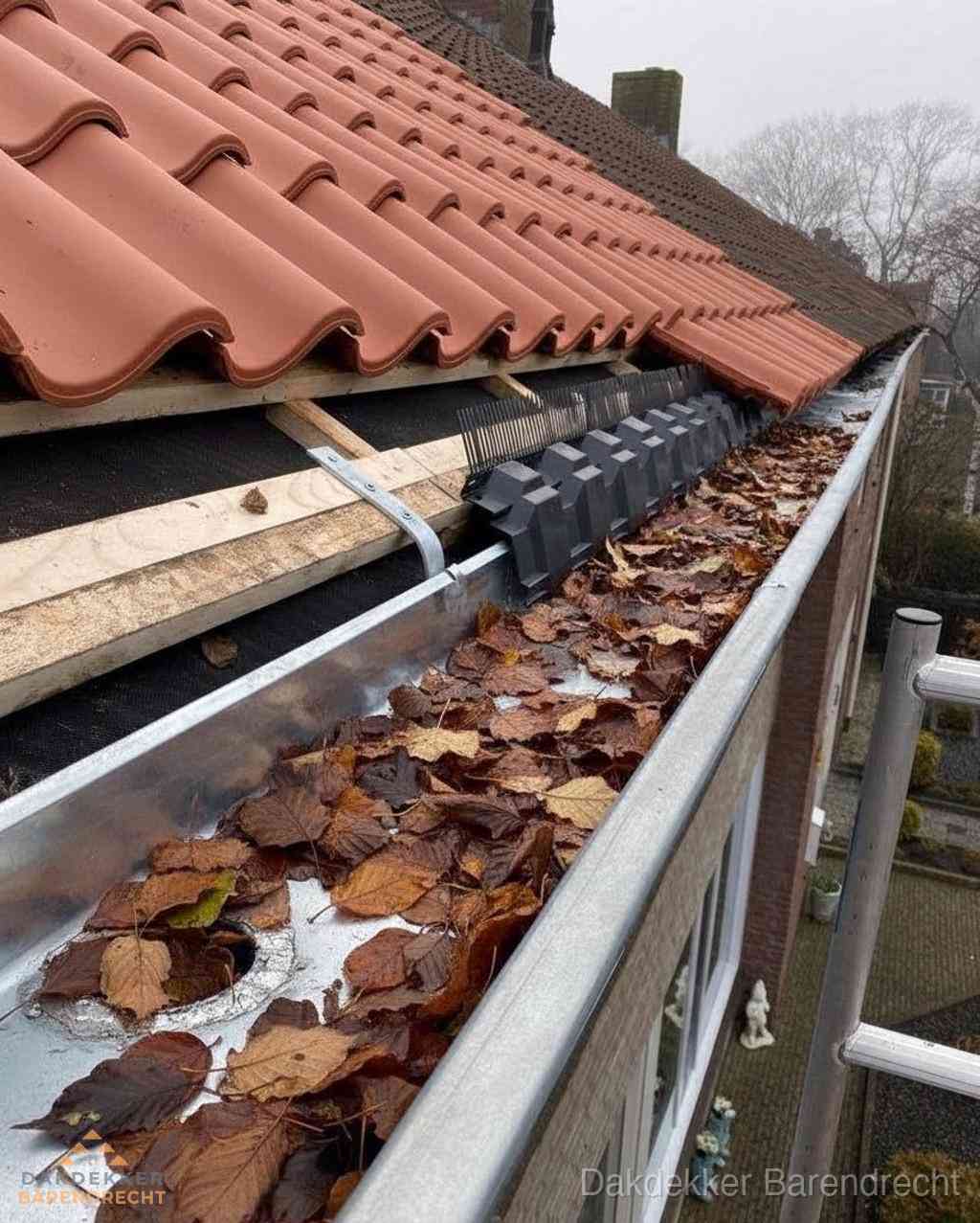 Plat dak bedrijfspand met bitumen dakbedekking en lichtkoepels in Barendrecht