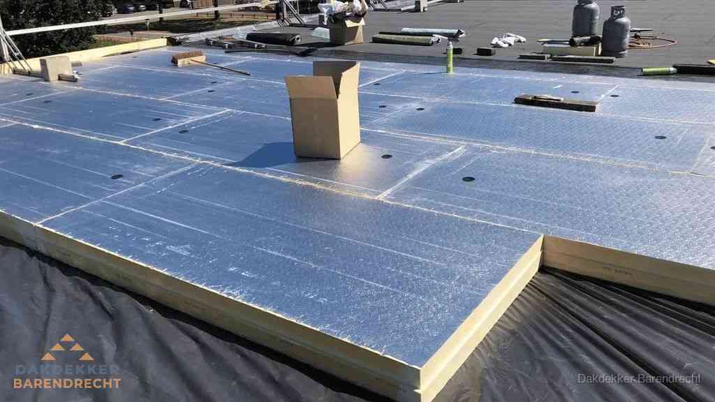 PIR isolatieplaten worden gelegd op plat dak voor dakisolatie in Barendrecht