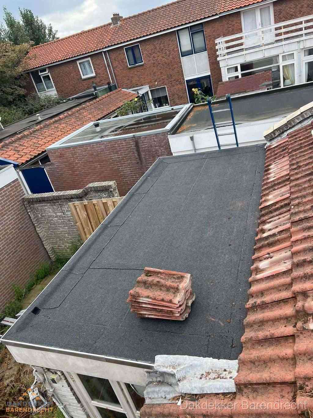 Aanbouw plat dak met reservepannen voor dakpannen vervangen in Barendrecht
