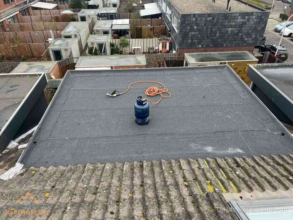 Dakreparatie plat dak met bitumen in Barendrecht
