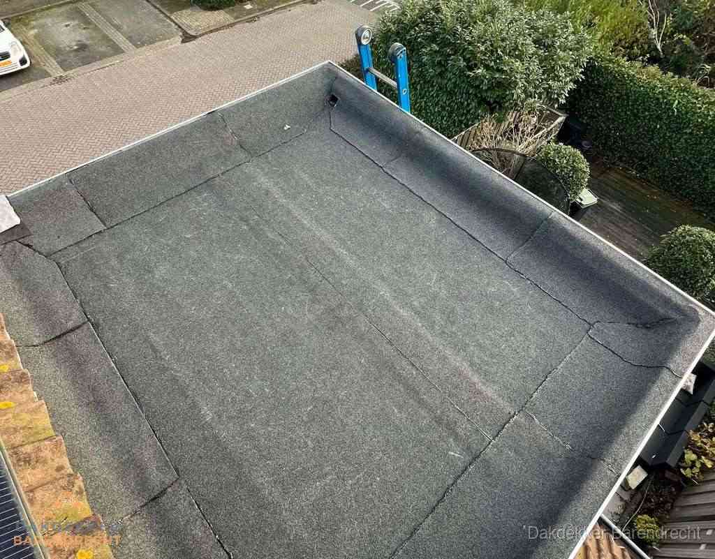 Gerenoveerd plat dak met nieuwe bitumen dakbedekking in Barendrecht