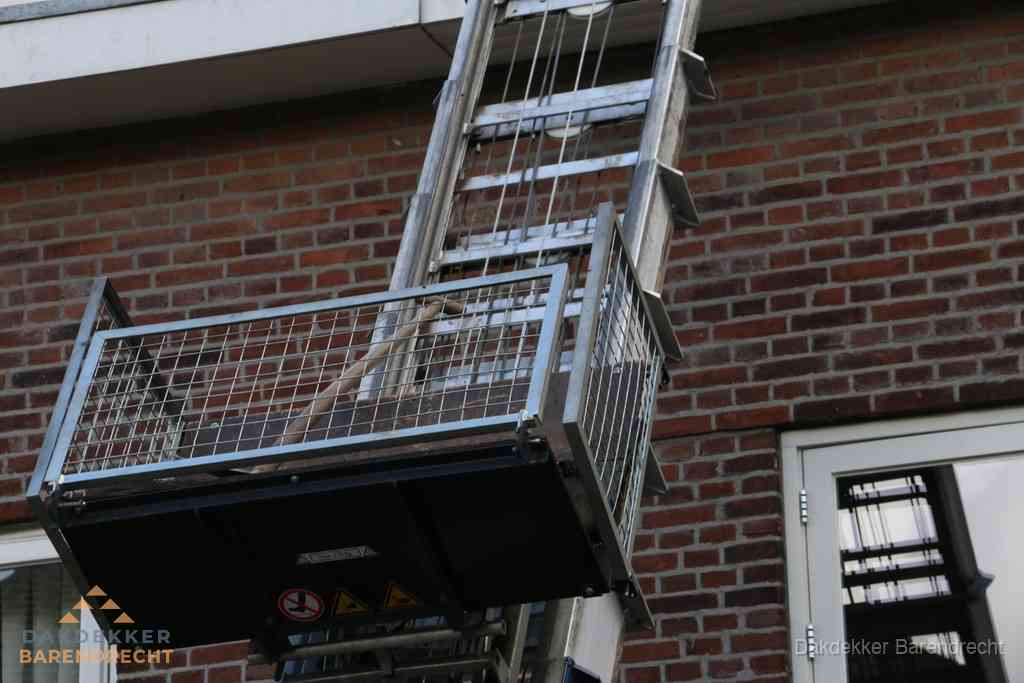 Ladderlift met dakpannen voor dakpan reparatie in Barendrecht