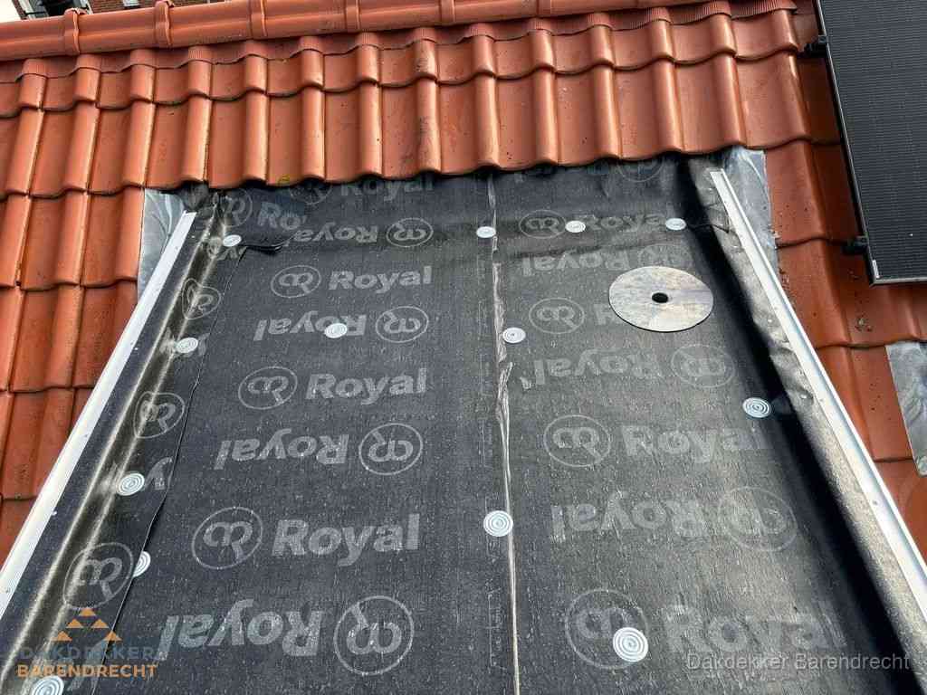 Nieuw dak met dakpannen en Royal onderlaag bij woning in Barendrecht