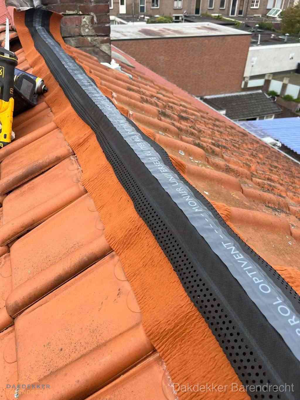 Plat dak aanbouw met bitumen naast schuin pannendak in Barendrecht