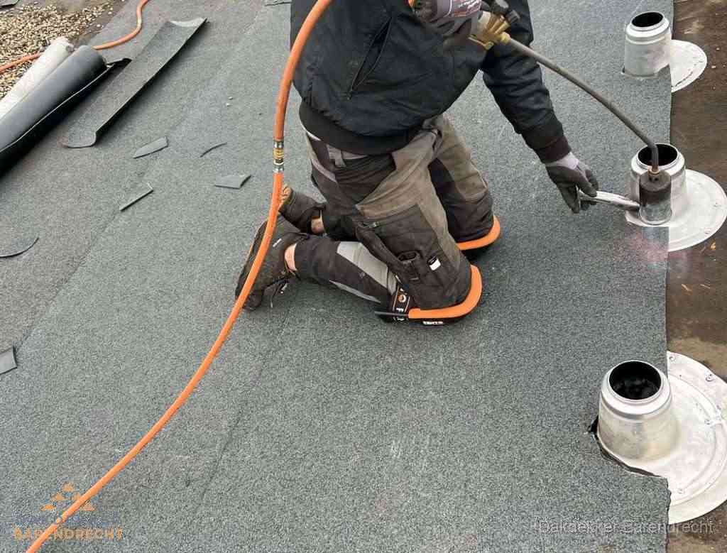 Gereedschap op nieuw plat dak na renovatie in Barendrecht