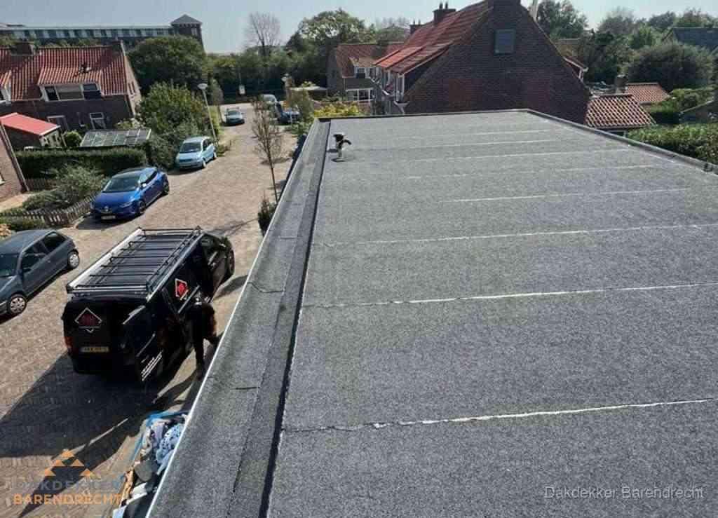 Nieuw bitumen plat dak met uitzicht over landschap in Barendrecht