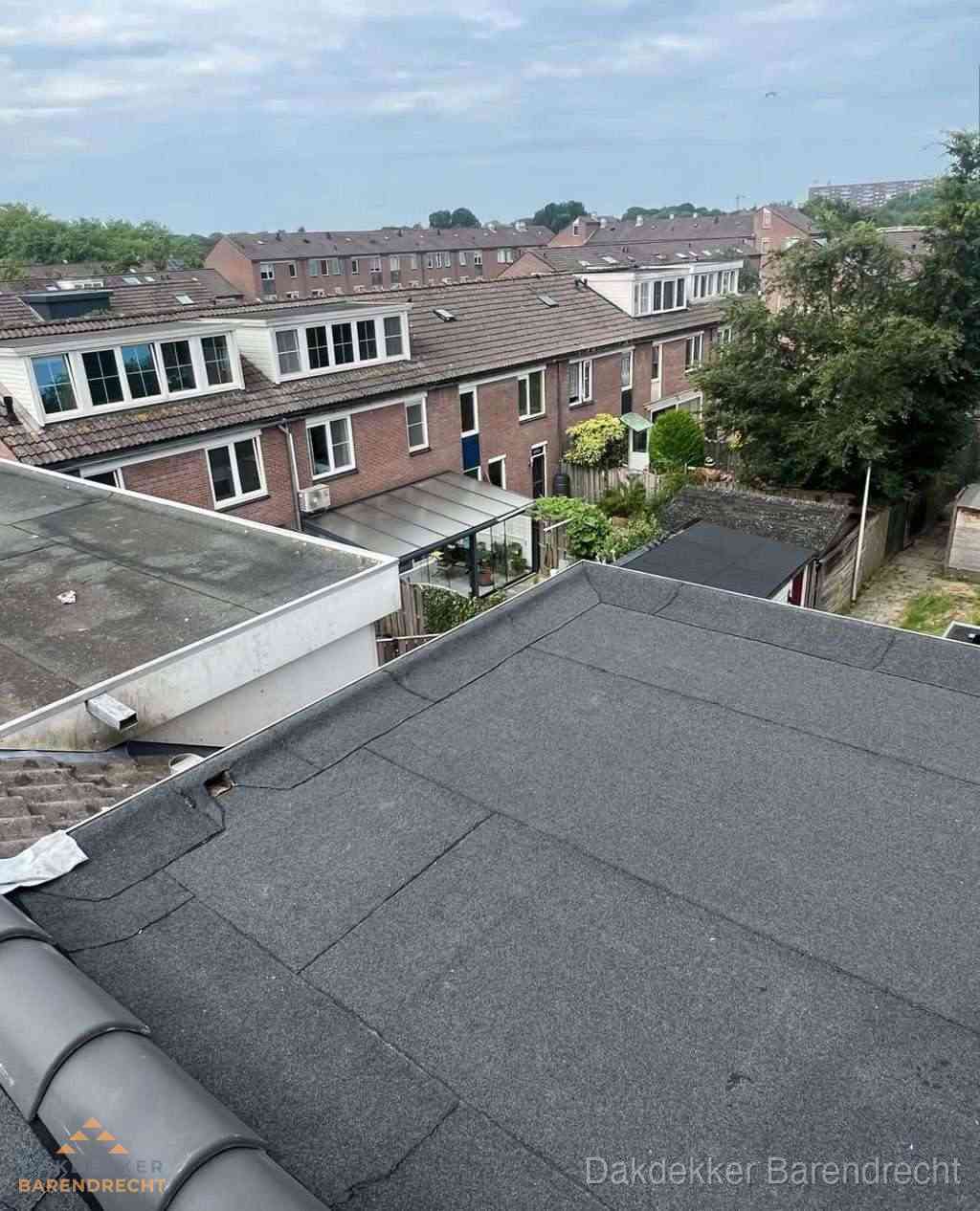 Vernieuwd plat dak met bitumen in woonwijk in Barendrecht