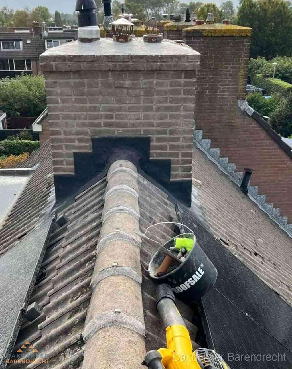 Dakdekker repareert bitumen dakleer bij dakdoorvoer in Barendrecht